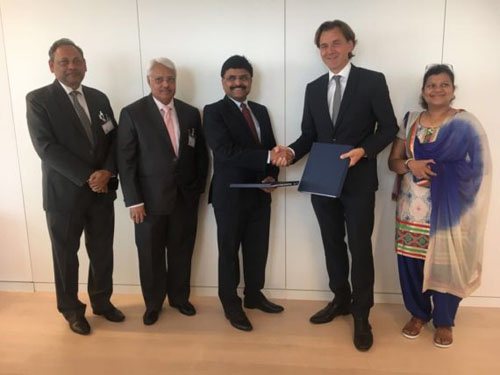 德國復(fù)興信貸銀行KfW上星期與印度國有鄉(xiāng)村電氣化公司簽署了一項2億歐元的借款協(xié)議，以支撐印度各地鄉(xiāng)村地區(qū)可再生動力的開展。  總部坐落法蘭克福的KfW上星期宣告已與鄉(xiāng)村電氣化公司（REC）簽署借款協(xié)議，該公司將以低息借款的方式將資金搬運給出資者，用于開發(fā)印度鄉(xiāng)村的風能和太陽能等可再生動力發(fā)電。借款有必要附有來自借款人的高達30％的供款以及其他銀行在辛迪加融資方案下的供款。 KfW期望其出資將有助于開發(fā)價值約200兆瓦（MW）的清潔動力，每年可節(jié)約高達285,000噸二氧化碳。 “印度在二氧化碳排放量最高的國家中名列第三，”KfW集團執(zhí)行委員會成員Joachim Nagel教授解釋道，“鑒于經(jīng)濟和人口的繼續(xù)增長，對電力的需求也將繼續(xù)添加。KfW為促進可再生動力運用的添加供給的資金將為減緩溫室氣體排放的添加和削減電力供應(yīng)的缺乏做出重要奉獻。” 據(jù)德國復(fù)興信貸銀行講話人稱，協(xié)作40多年來，德國現(xiàn)已參加了與印度動力部分的多個項目協(xié)作，“總體目標是促進包容性，技能和經(jīng)濟效益，社會和生態(tài)可繼續(xù)的動力供應(yīng)和運用。” 依據(jù)德國復(fù)興信貸銀行講話人的說法，該銀即將繼續(xù)出資約24億歐元，其間10億歐元“致力于印度綠色動力走廊方案，支撐可再生動力和輸電基礎(chǔ)設(shè)施的開展。” 印度各地正在進行嚴重的可再生動力開發(fā)，這部分歸功于政府打算到2022年將可再生動力發(fā)電能力提高到175千兆瓦（GW），占該國動力發(fā)電容量的近一半。估計太陽能發(fā)電將占有未來可再生動力組合的100吉瓦，而風電估計將奉獻約60吉瓦，生物質(zhì)和小型水電將別離添加10吉瓦和5吉瓦。